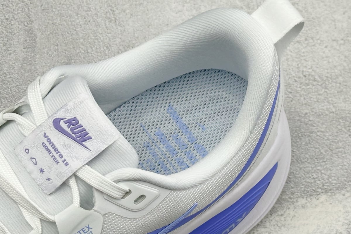 耐克 Nike Air Zoom Vomero 18 GTX 登月18 缓震休闲跑鞋 白蓝 上脚实拍图