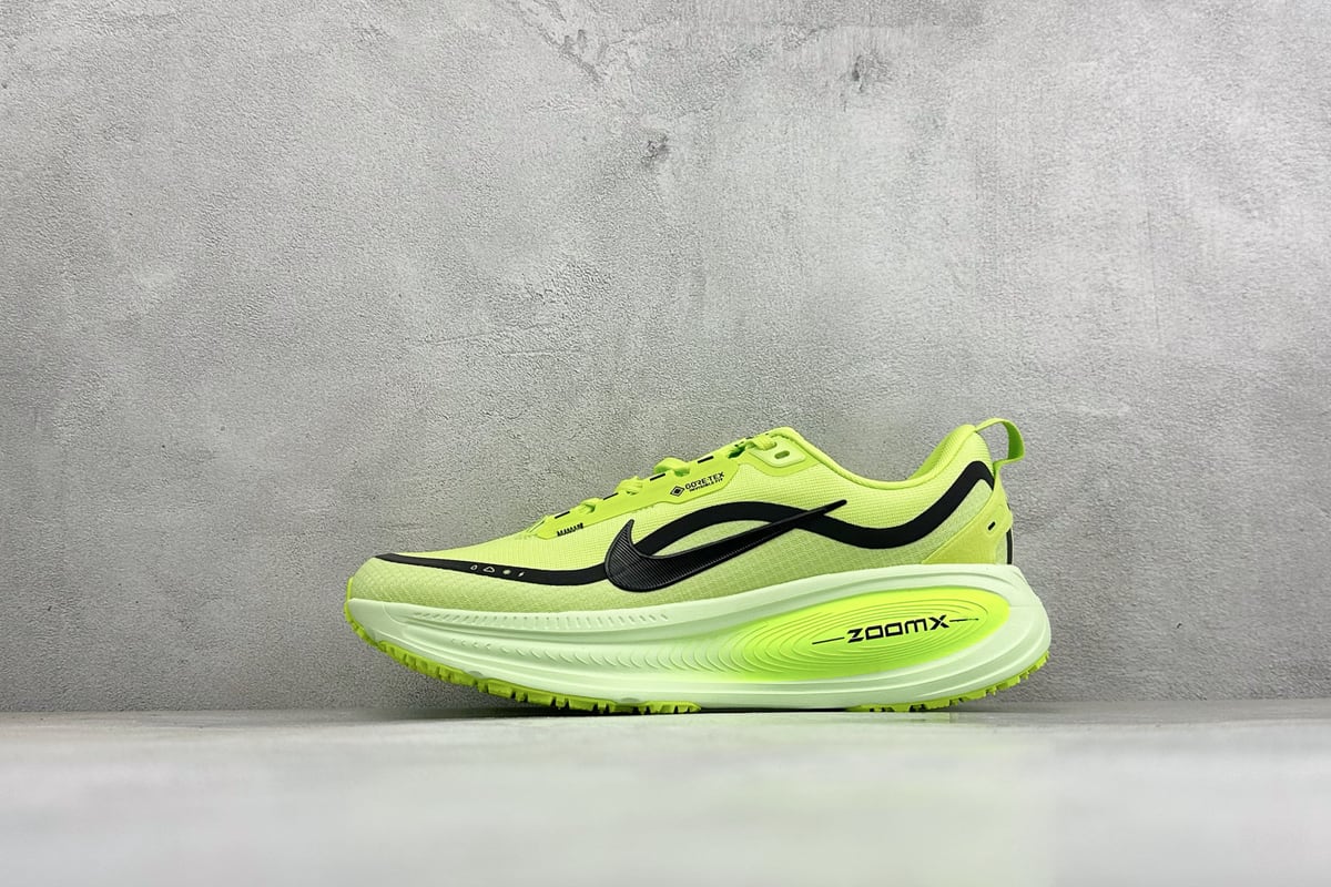 耐克 Nike Air Zoom Vomero 18 GTX 登月18 缓震休闲跑鞋 绿 正面实拍图