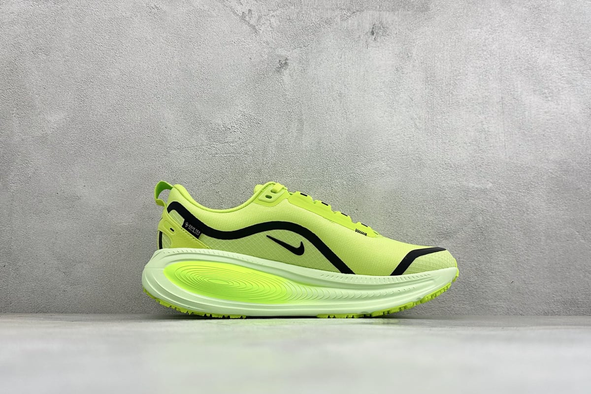 耐克 Nike Air Zoom Vomero 18 GTX 登月18 缓震休闲跑鞋 绿 侧面实拍图