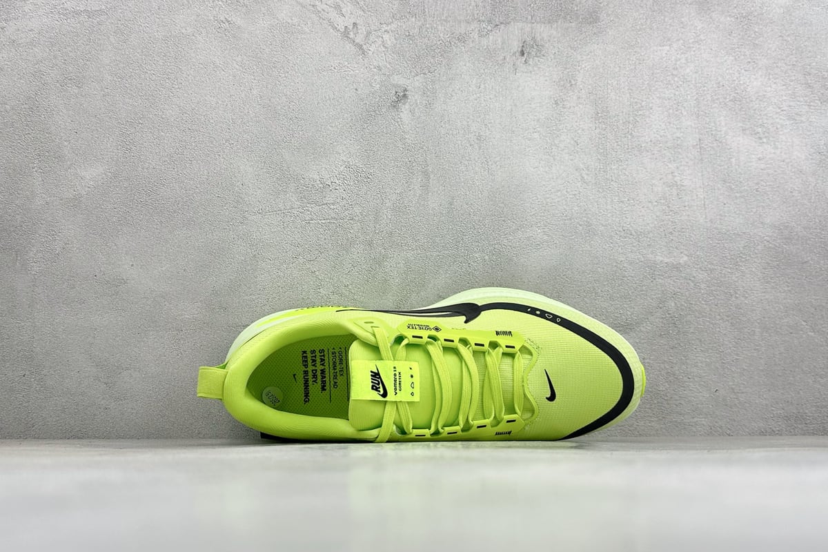 耐克 Nike Air Zoom Vomero 18 GTX 登月18 缓震休闲跑鞋 绿 背面实拍图