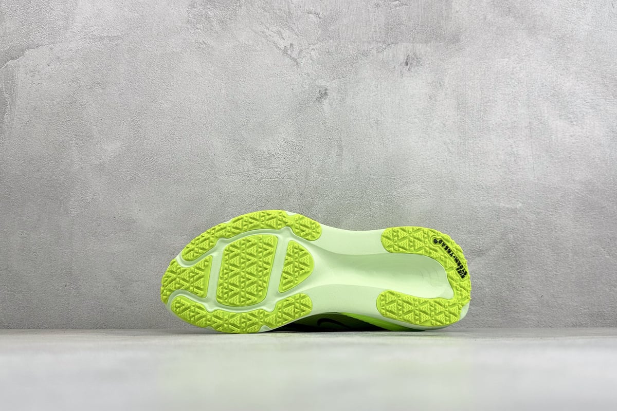 耐克 Nike Air Zoom Vomero 18 GTX 登月18 缓震休闲跑鞋 绿 鞋头实拍图