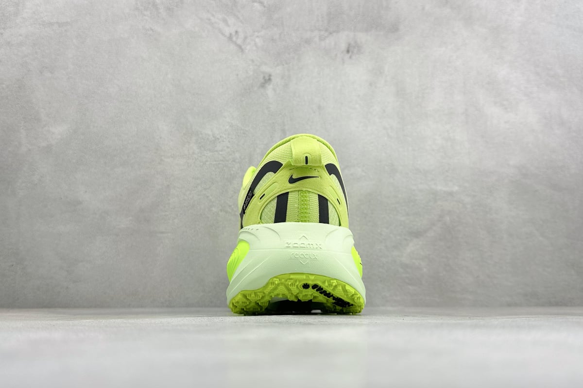 耐克 Nike Air Zoom Vomero 18 GTX 登月18 缓震休闲跑鞋 绿 鞋底实拍图