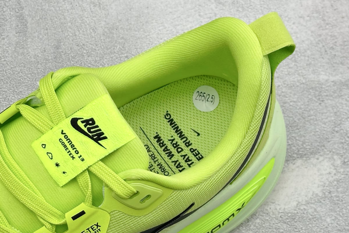 耐克 Nike Air Zoom Vomero 18 GTX 登月18 缓震休闲跑鞋 绿 上脚实拍图