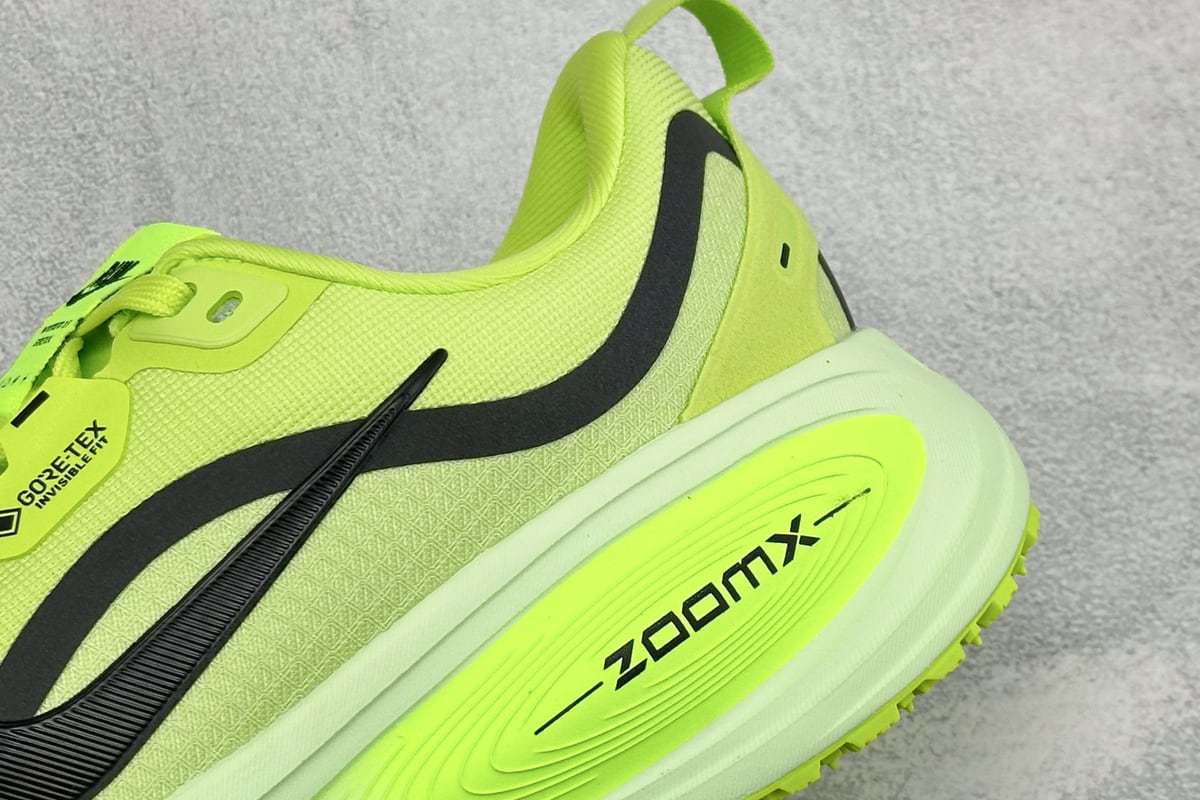 耐克 Nike Air Zoom Vomero 18 GTX 登月18 缓震休闲跑鞋 绿 细节实拍图