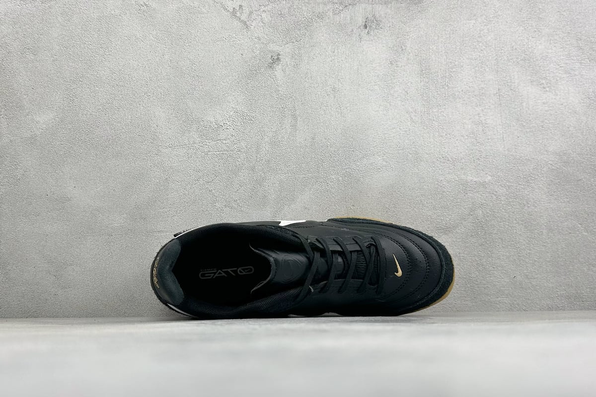耐克 Nike Tiempo Streetgato 传奇系列运动鞋 黑白 背面实拍图