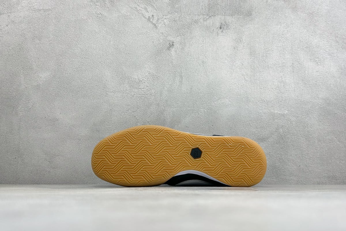 耐克 Nike Tiempo Streetgato 传奇系列运动鞋 黑白 鞋头实拍图