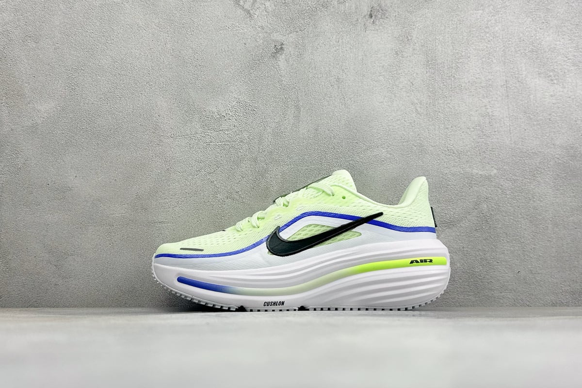 耐克 Nike Zoom Winflo 12 登月透气运动休闲缓震跑步鞋 绿白 正面实拍图