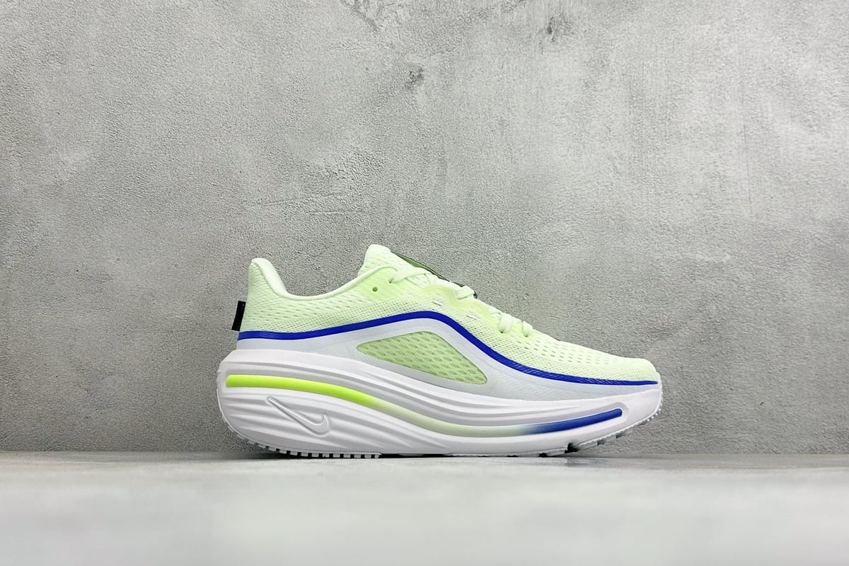 耐克 Nike Zoom Winflo 12 登月透气运动休闲缓震跑步鞋 绿白 侧面实拍图