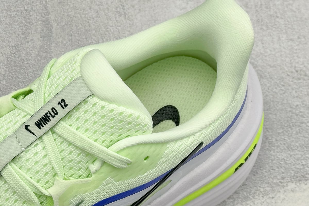 耐克 Nike Zoom Winflo 12 登月透气运动休闲缓震跑步鞋 绿白 上脚实拍图