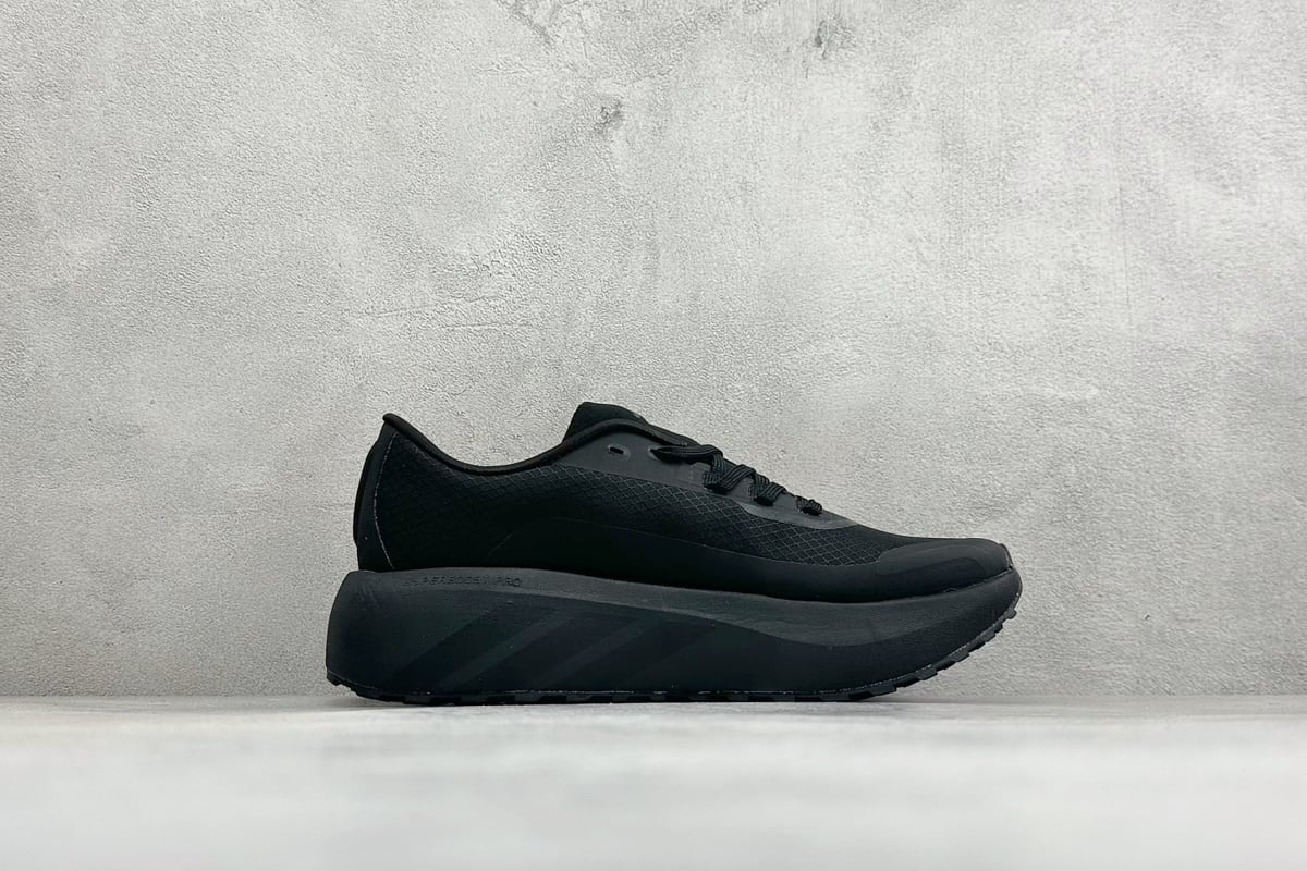 阿迪达斯 Adidas HyperBoost Edge M 全新爆黑花透气缓震跑步鞋 侧面实拍图