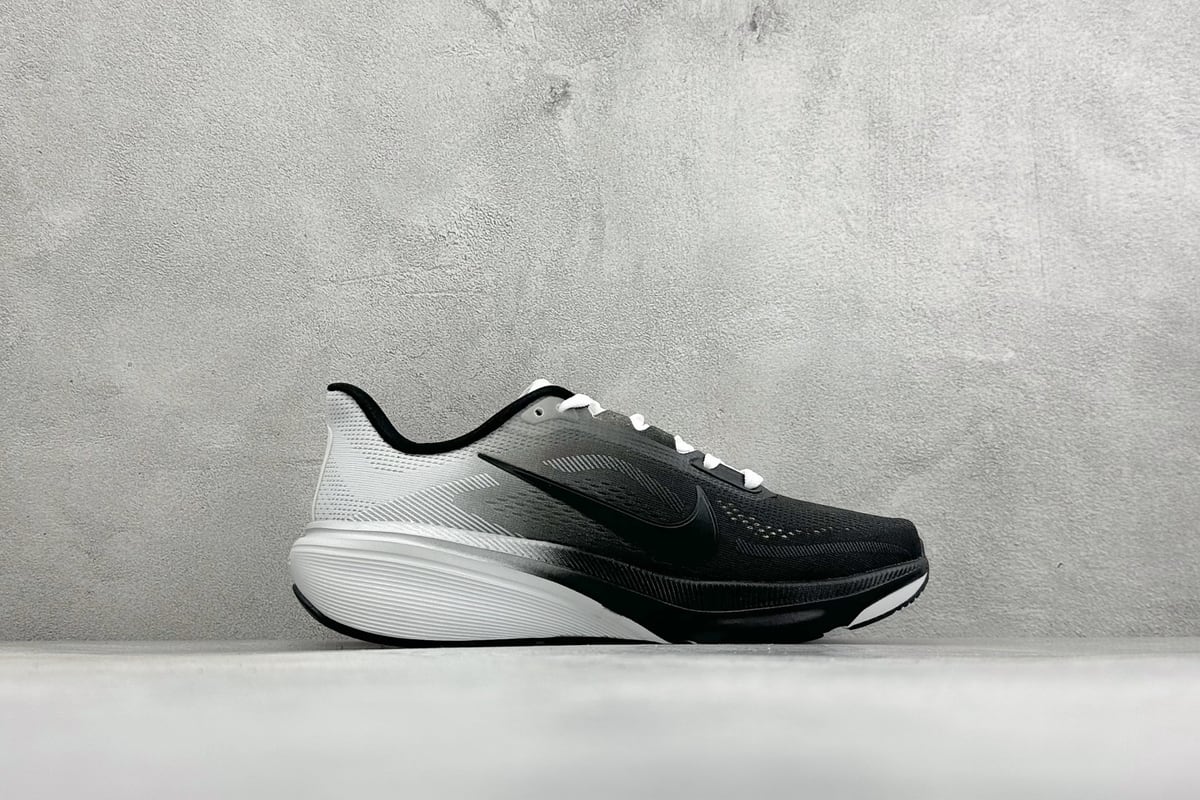 耐克 Nike Air Zoom Pegasus 42 网面透气轻便耐磨跑鞋 黑白 侧面实拍图