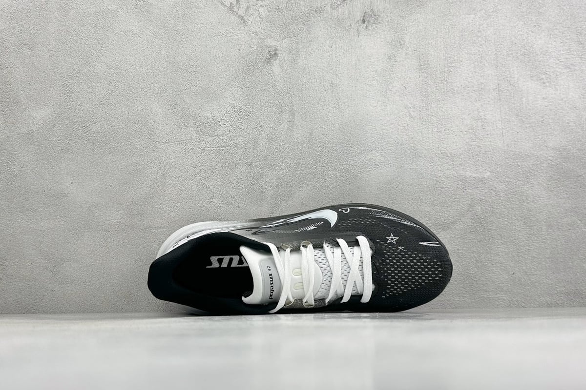 耐克 Nike Air Zoom Pegasus 42 网面透气轻便耐磨跑鞋 黑白 背面实拍图