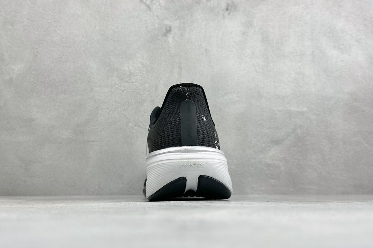 耐克 Nike Air Zoom Pegasus 42 网面透气轻便耐磨跑鞋 黑白 鞋底实拍图