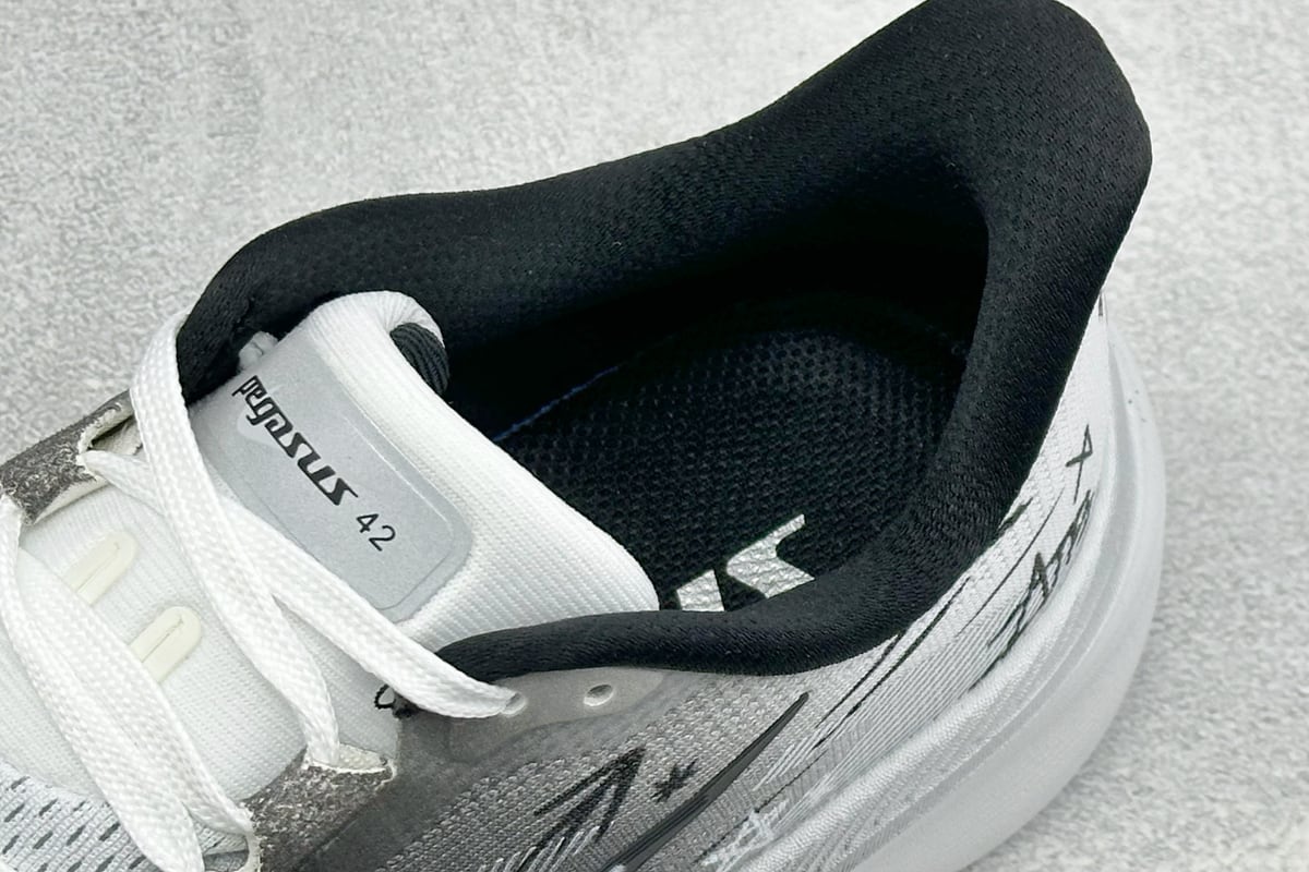 耐克 Nike Air Zoom Pegasus 42 网面透气轻便耐磨跑鞋 黑白 上脚实拍图