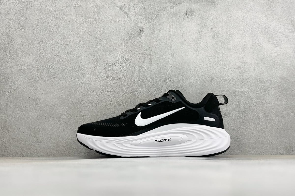 耐克 Nike Vomero 19 舒适减震防滑 低帮跑步鞋 黑白 正面实拍图