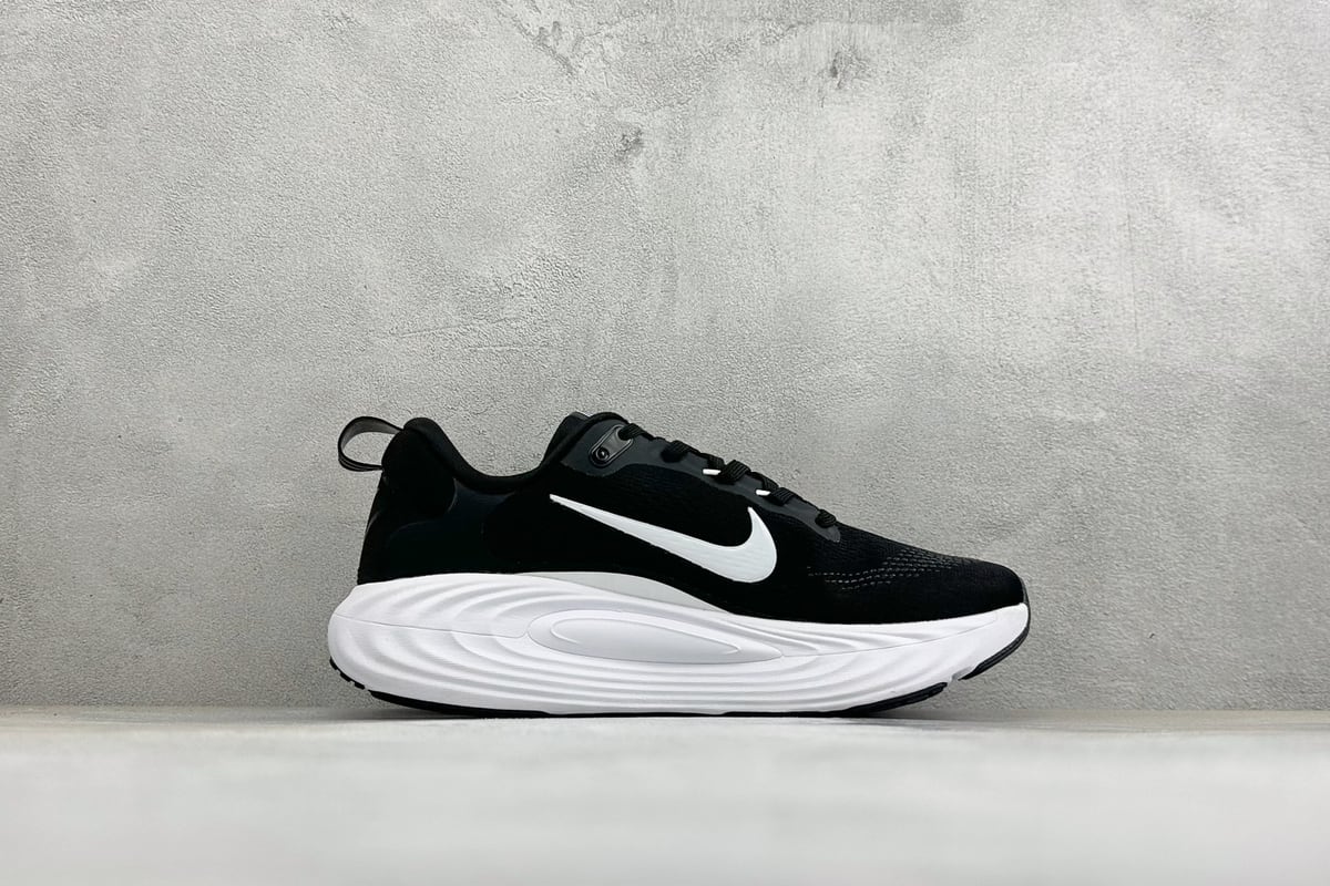 耐克 Nike Vomero 19 舒适减震防滑 低帮跑步鞋 黑白 侧面实拍图