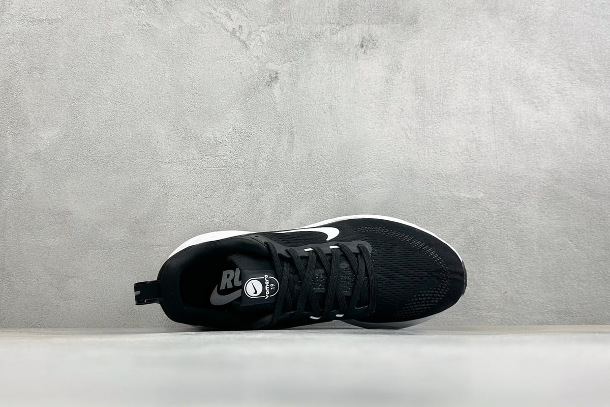 耐克 Nike Vomero 19 舒适减震防滑 低帮跑步鞋 黑白 背面实拍图
