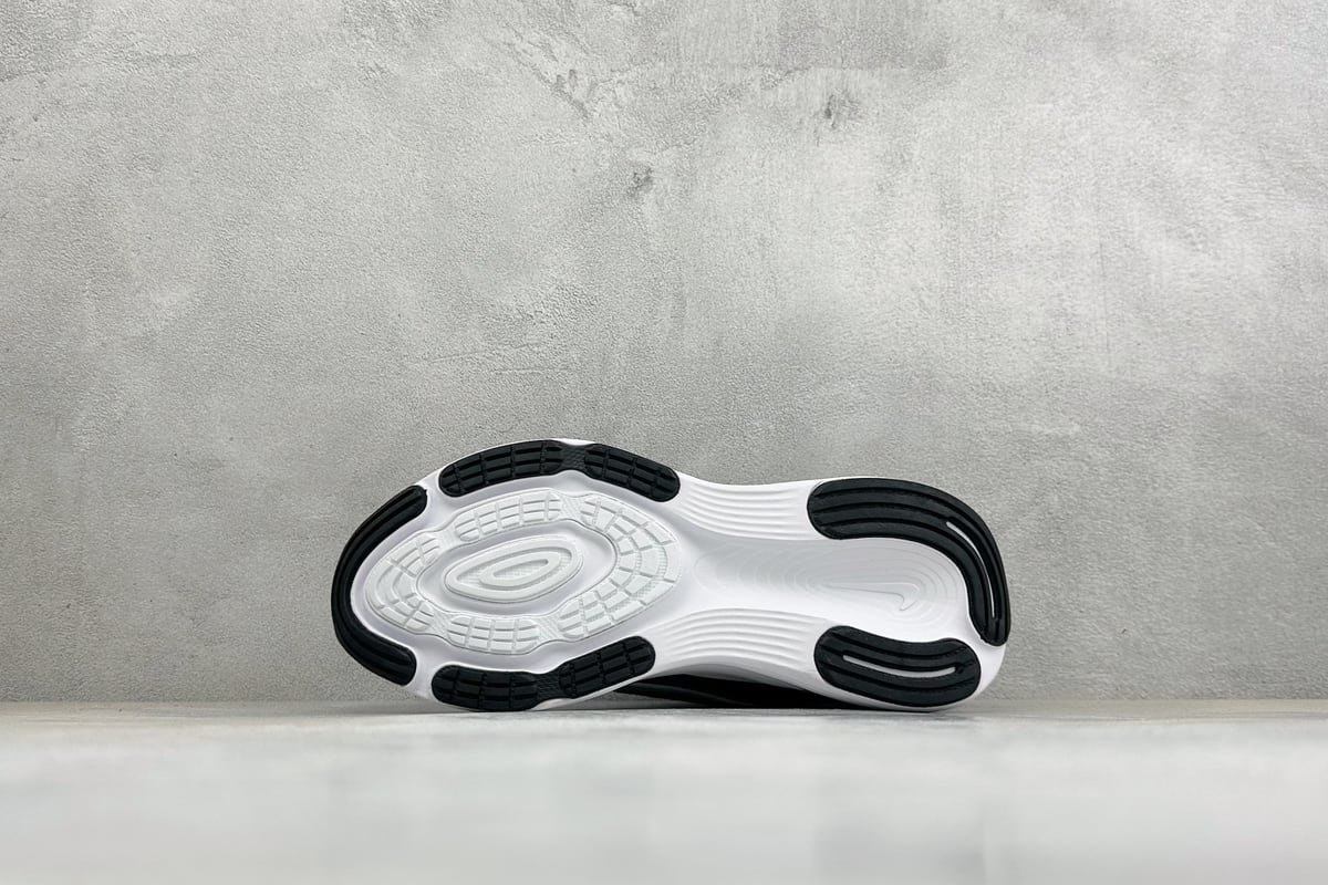 耐克 Nike Vomero 19 舒适减震防滑 低帮跑步鞋 黑白 鞋头实拍图