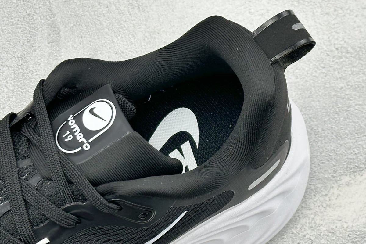 耐克 Nike Vomero 19 舒适减震防滑 低帮跑步鞋 黑白 上脚实拍图