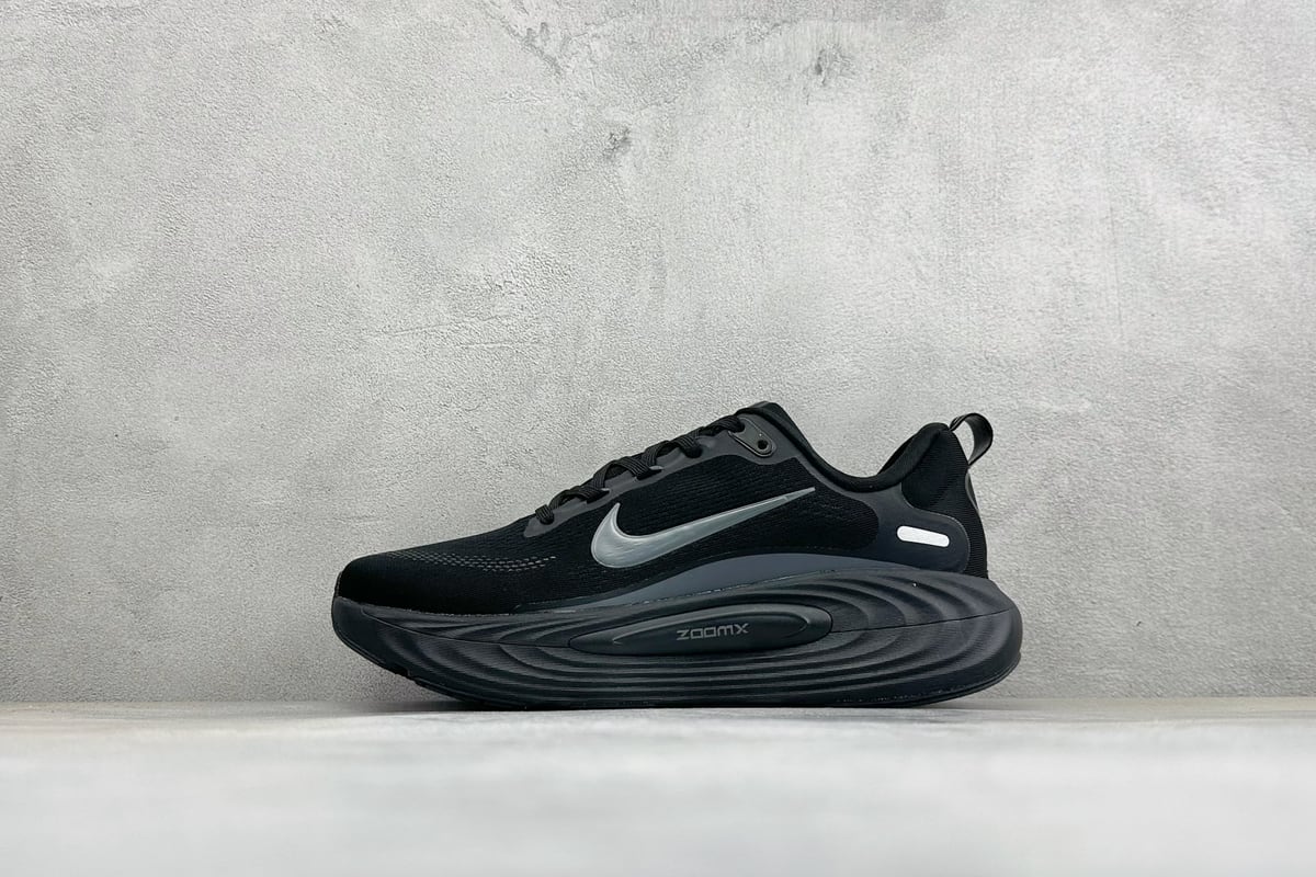 耐克 Nike Vomero 19 舒适减震防滑 低帮跑步鞋 黑白 正面实拍图