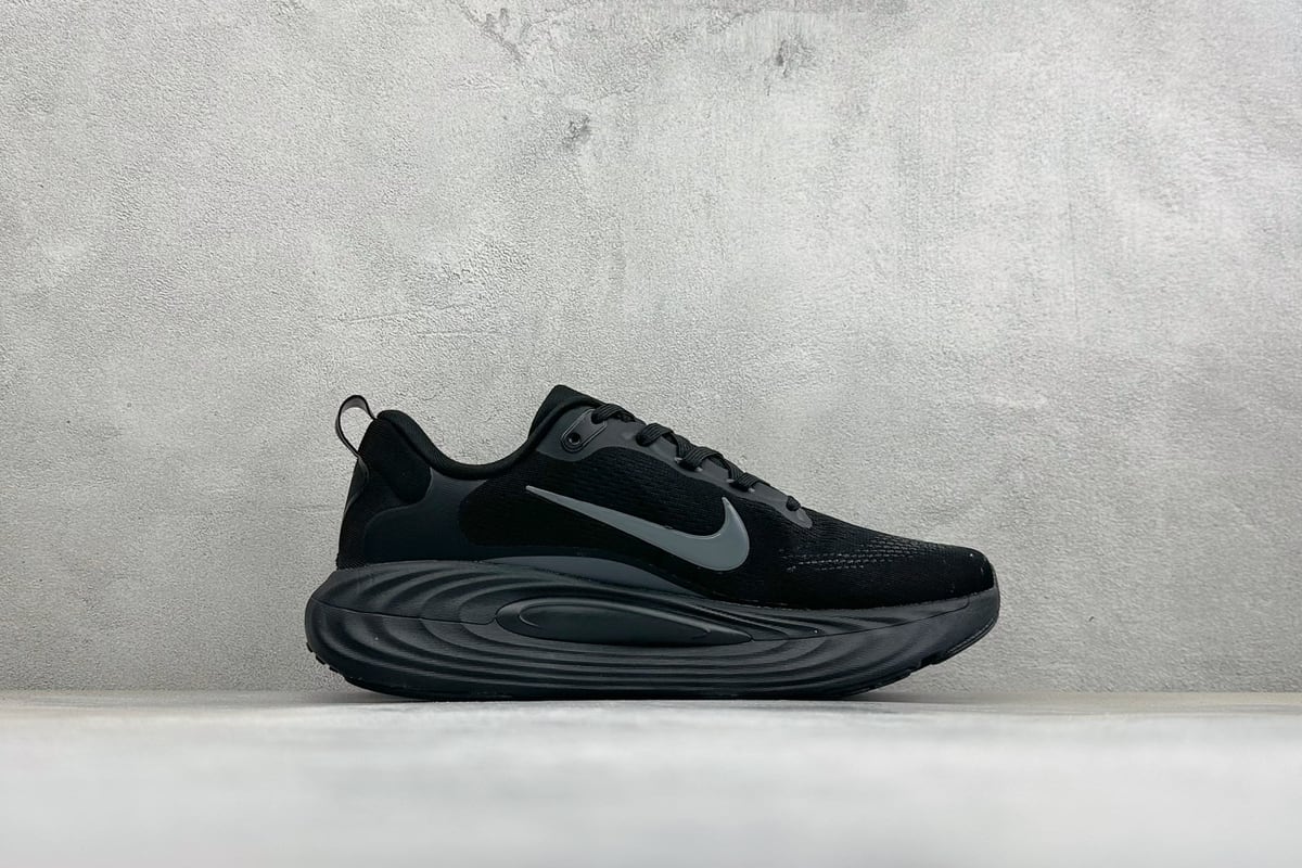 耐克 Nike Vomero 19 舒适减震防滑 低帮跑步鞋 黑白 侧面实拍图