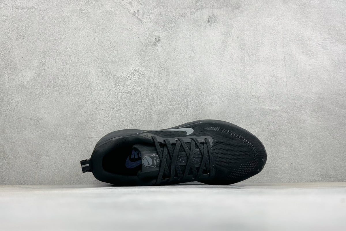 耐克 Nike Vomero 19 舒适减震防滑 低帮跑步鞋 黑白 背面实拍图