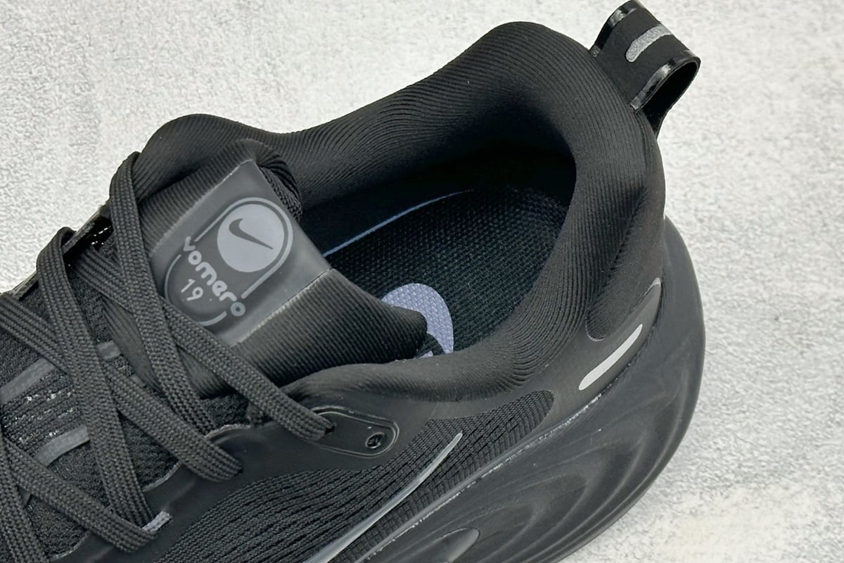 耐克 Nike Vomero 19 舒适减震防滑 低帮跑步鞋 黑白 上脚实拍图