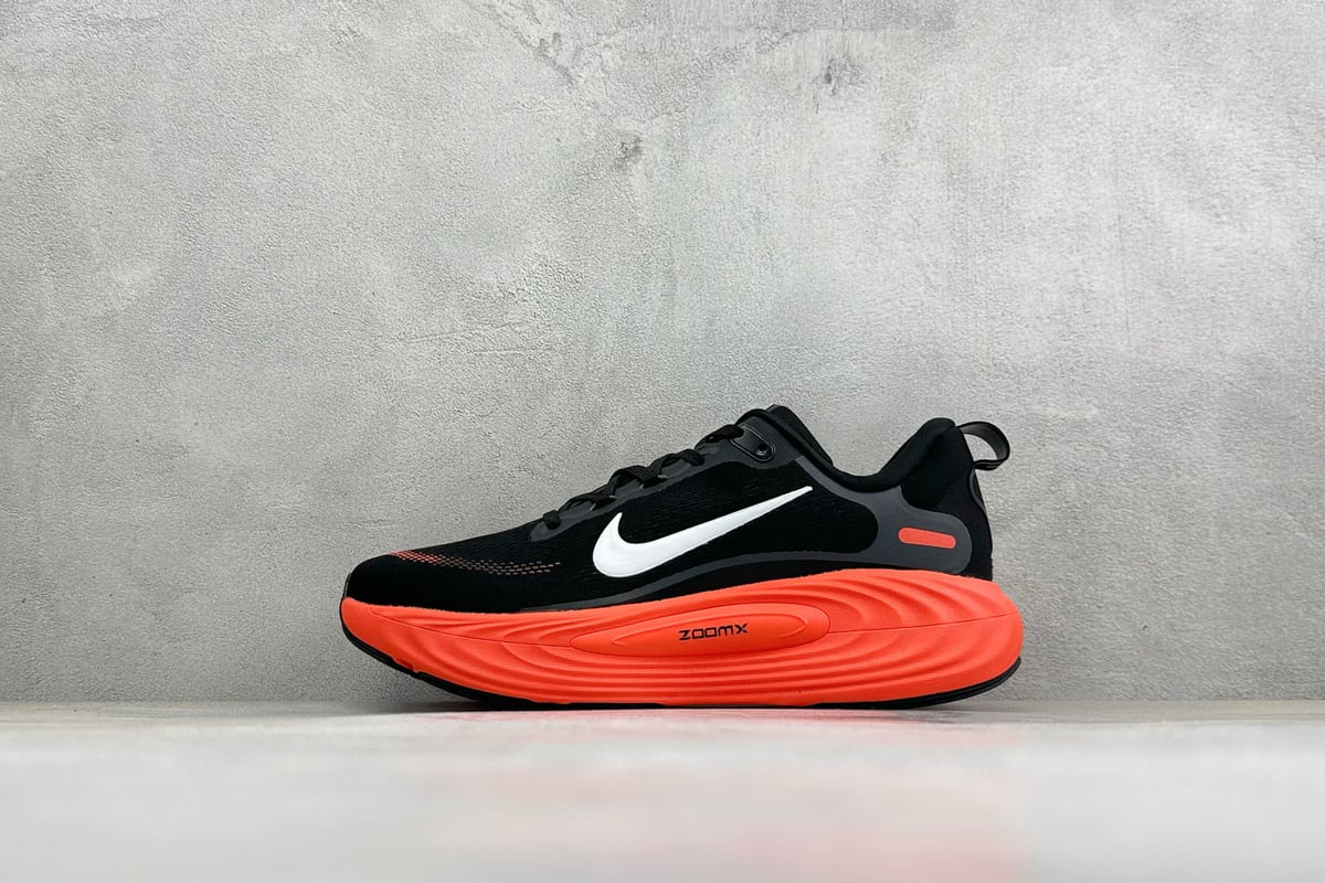 耐克 Nike Vomero 19 舒适减震防滑 低帮跑步鞋 黑 正面实拍图