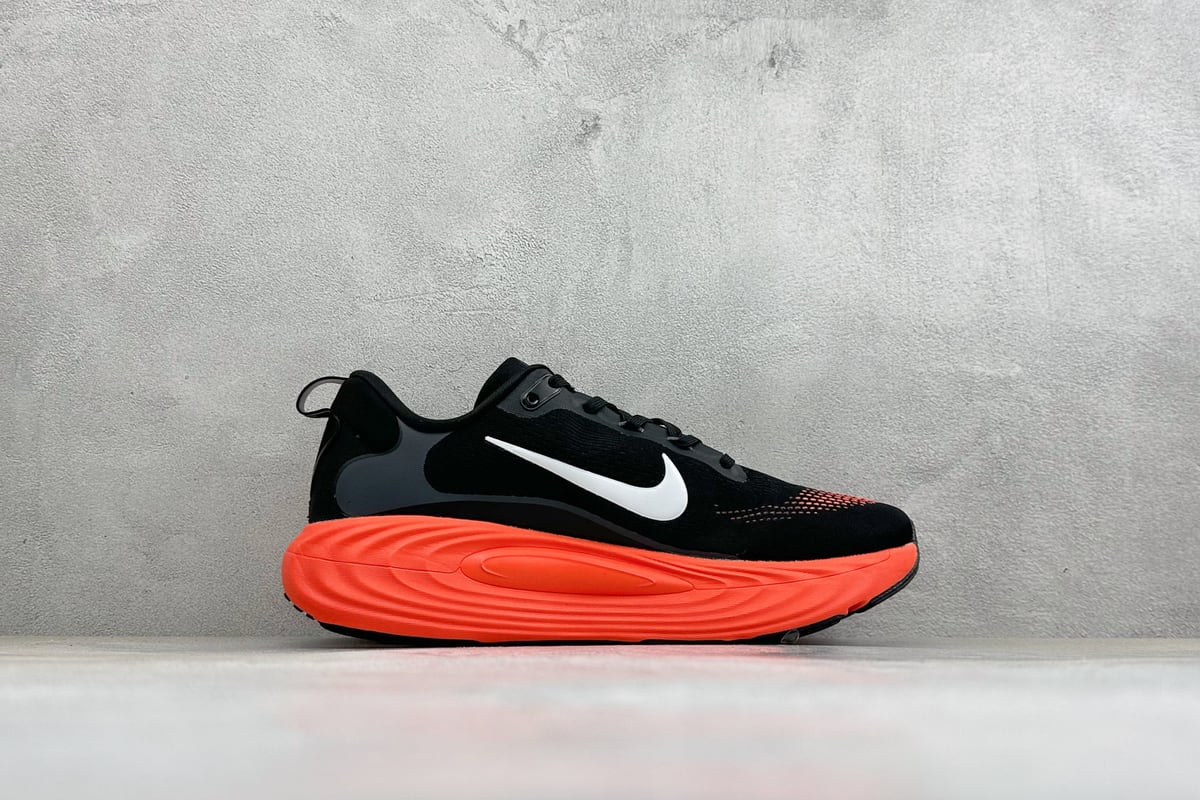 耐克 Nike Vomero 19 舒适减震防滑 低帮跑步鞋 黑 侧面实拍图