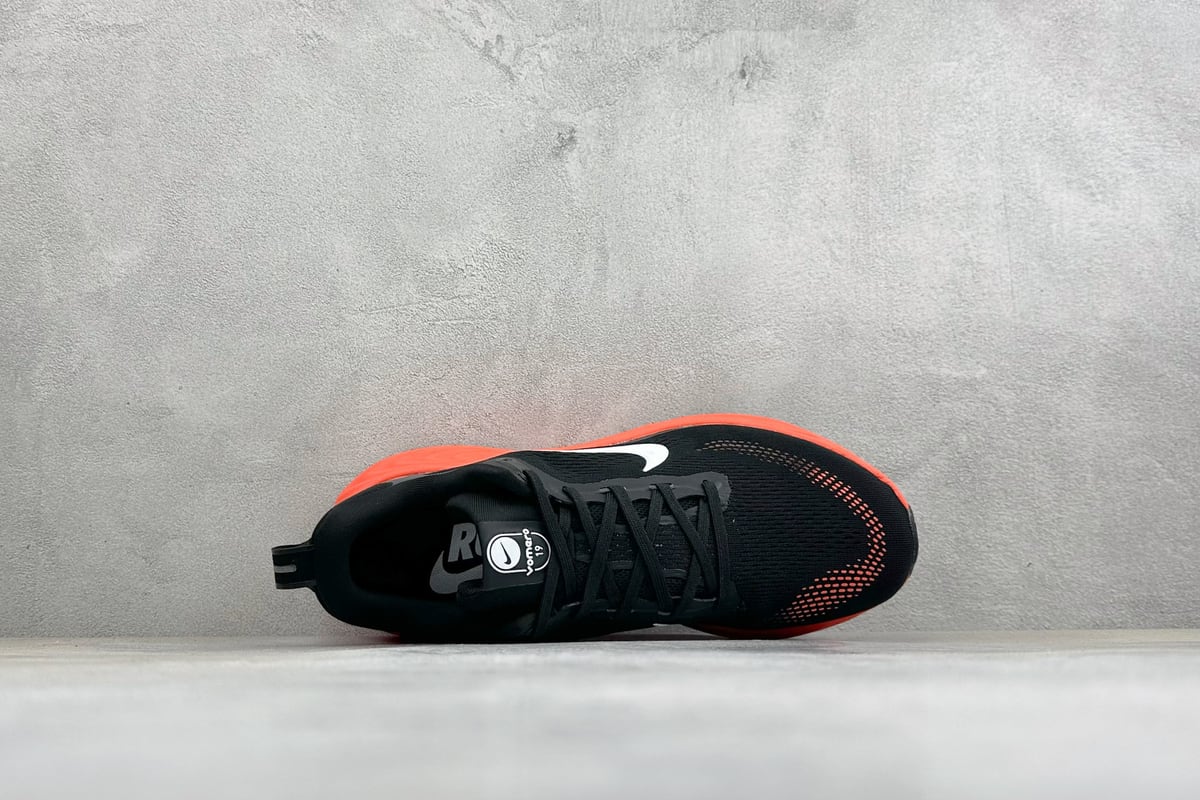 耐克 Nike Vomero 19 舒适减震防滑 低帮跑步鞋 黑 背面实拍图