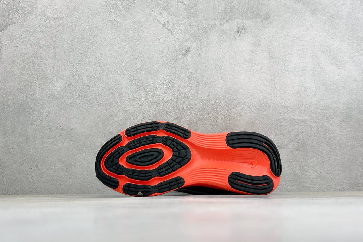 耐克 Nike Vomero 19 舒适减震防滑 低帮跑步鞋 黑 鞋头实拍图