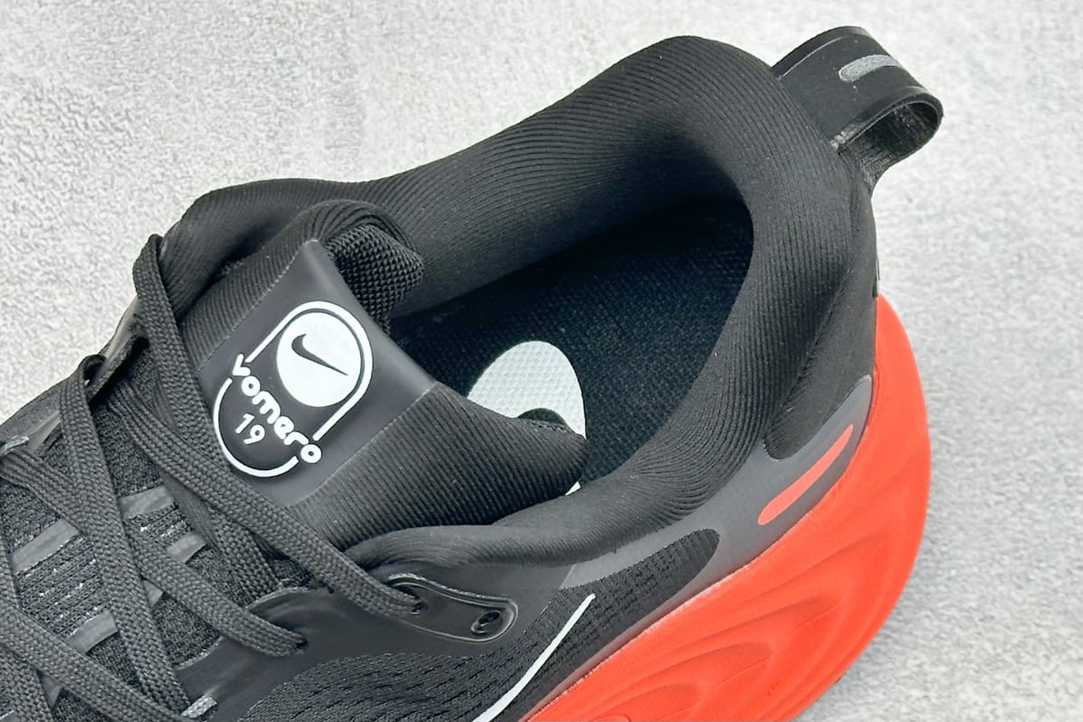 耐克 Nike Vomero 19 舒适减震防滑 低帮跑步鞋 黑 上脚实拍图