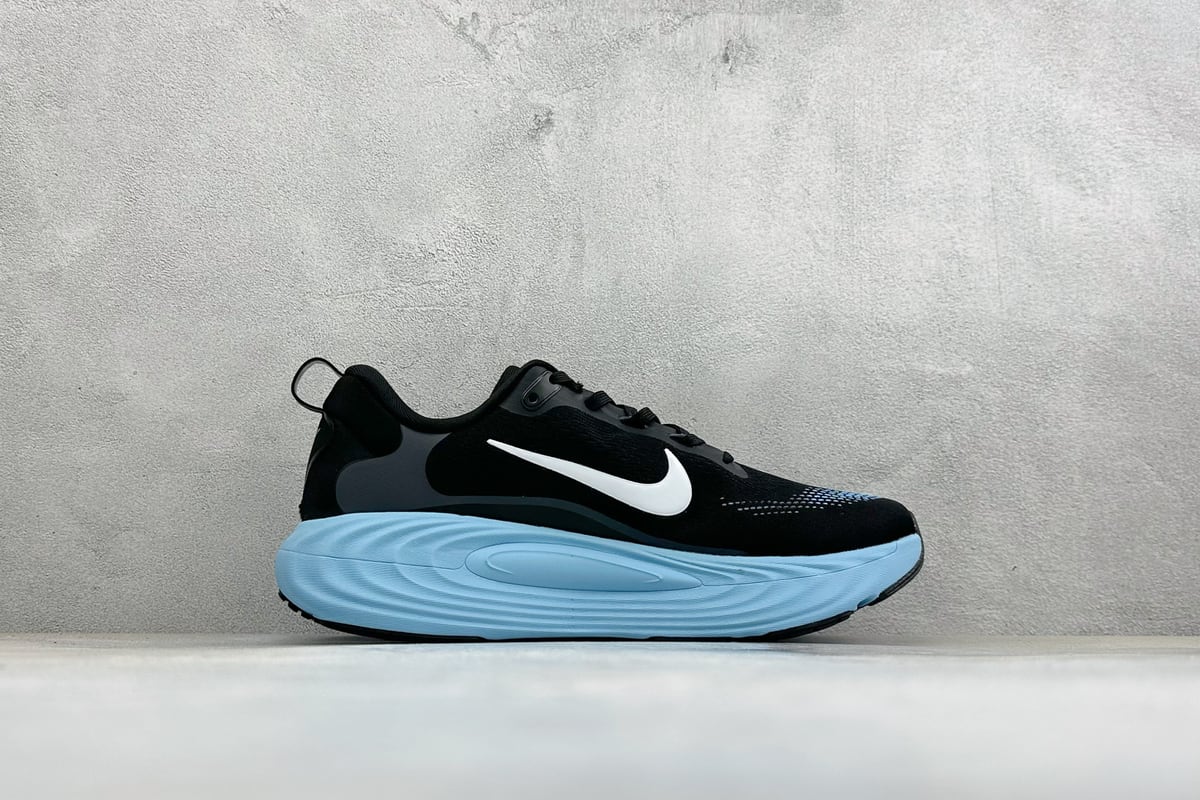耐克 Nike Vomero 19 舒适减震防滑 低帮跑步鞋 黑白 侧面实拍图