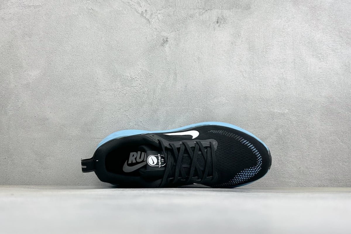 耐克 Nike Vomero 19 舒适减震防滑 低帮跑步鞋 黑白 背面实拍图