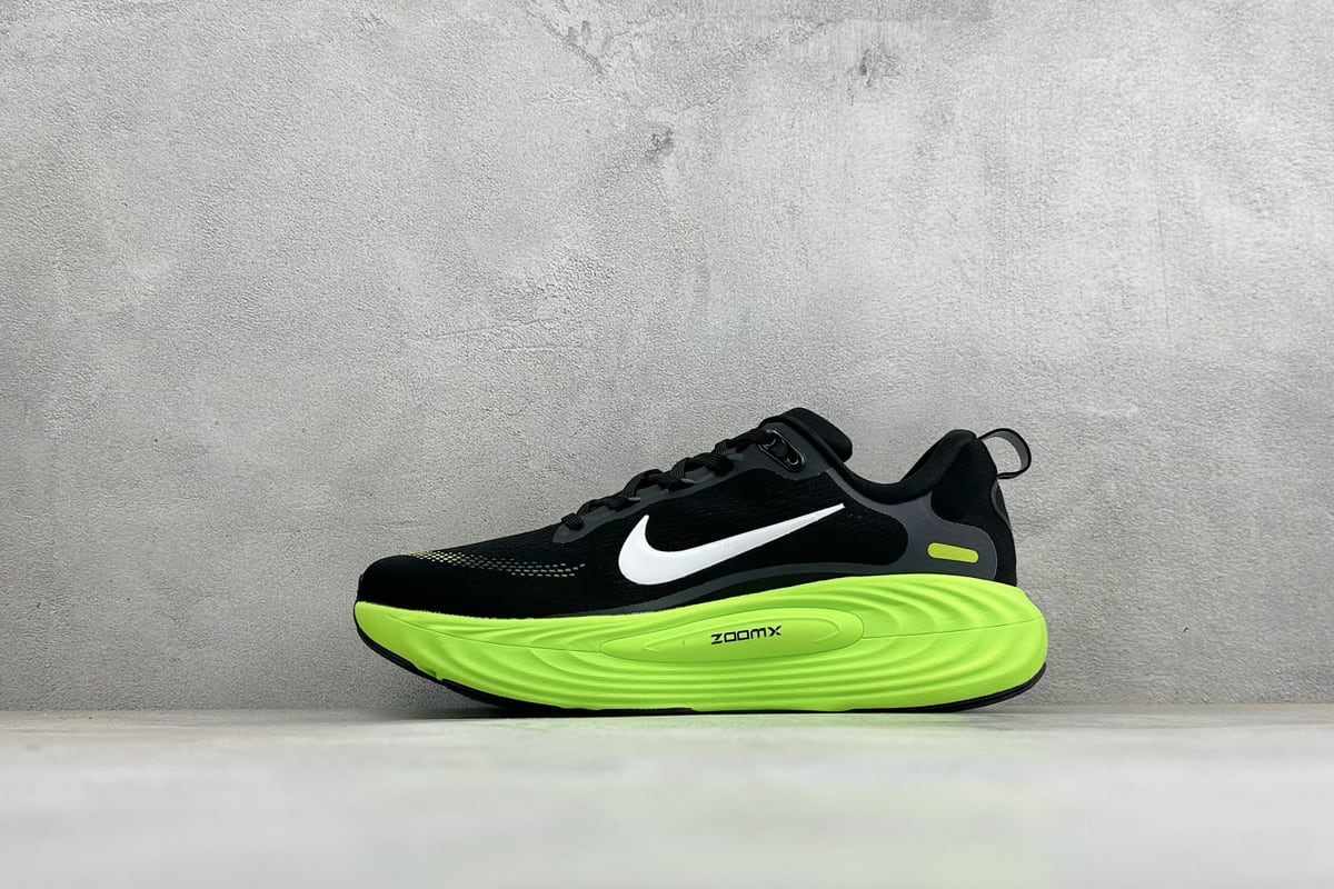 耐克 Nike Vomero 19 舒适减震防滑 低帮跑步鞋 黑 正面实拍图
