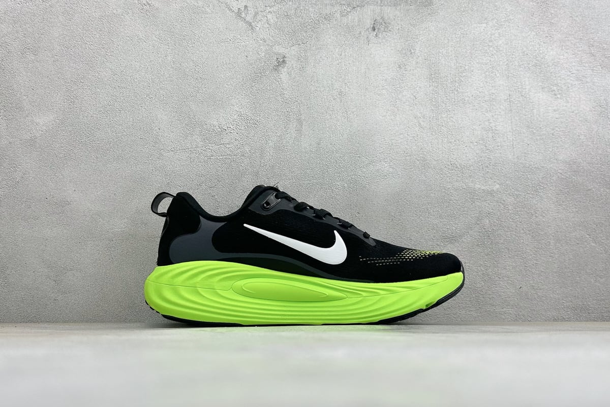 耐克 Nike Vomero 19 舒适减震防滑 低帮跑步鞋 黑 侧面实拍图