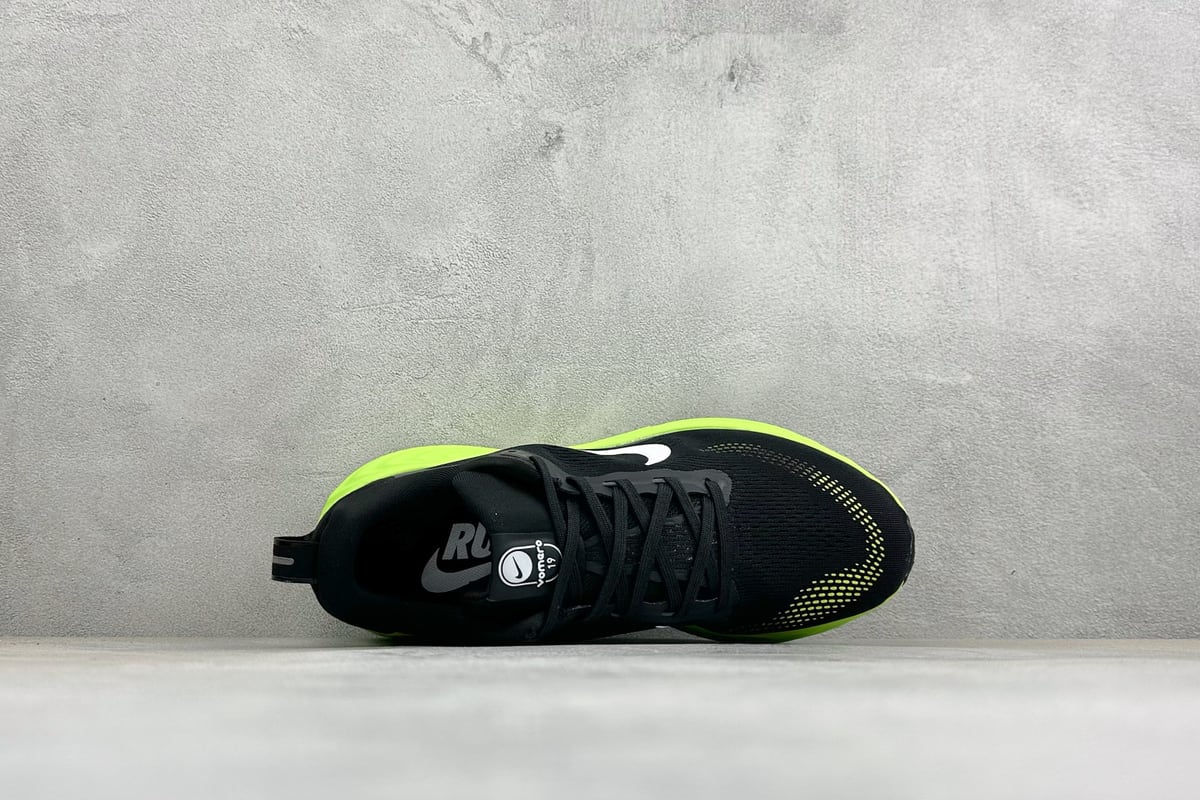 耐克 Nike Vomero 19 舒适减震防滑 低帮跑步鞋 黑 背面实拍图