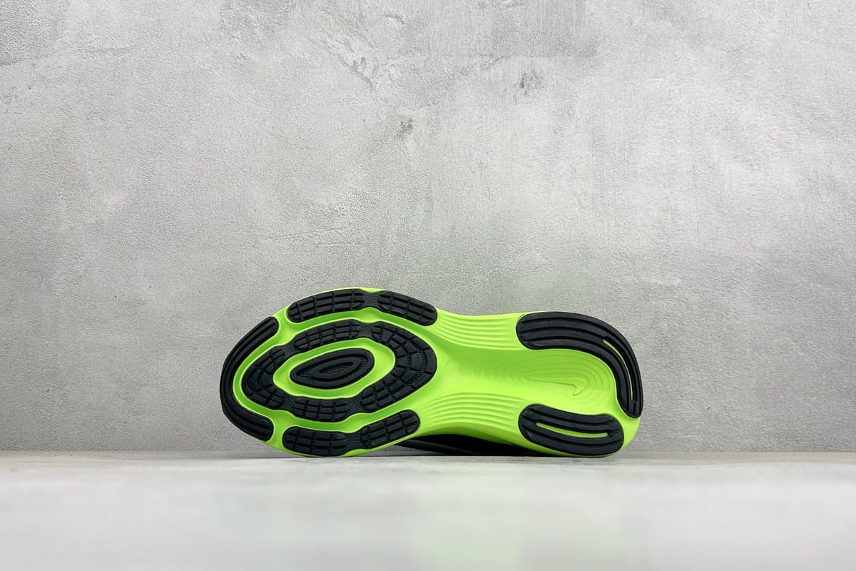 耐克 Nike Vomero 19 舒适减震防滑 低帮跑步鞋 黑 鞋头实拍图
