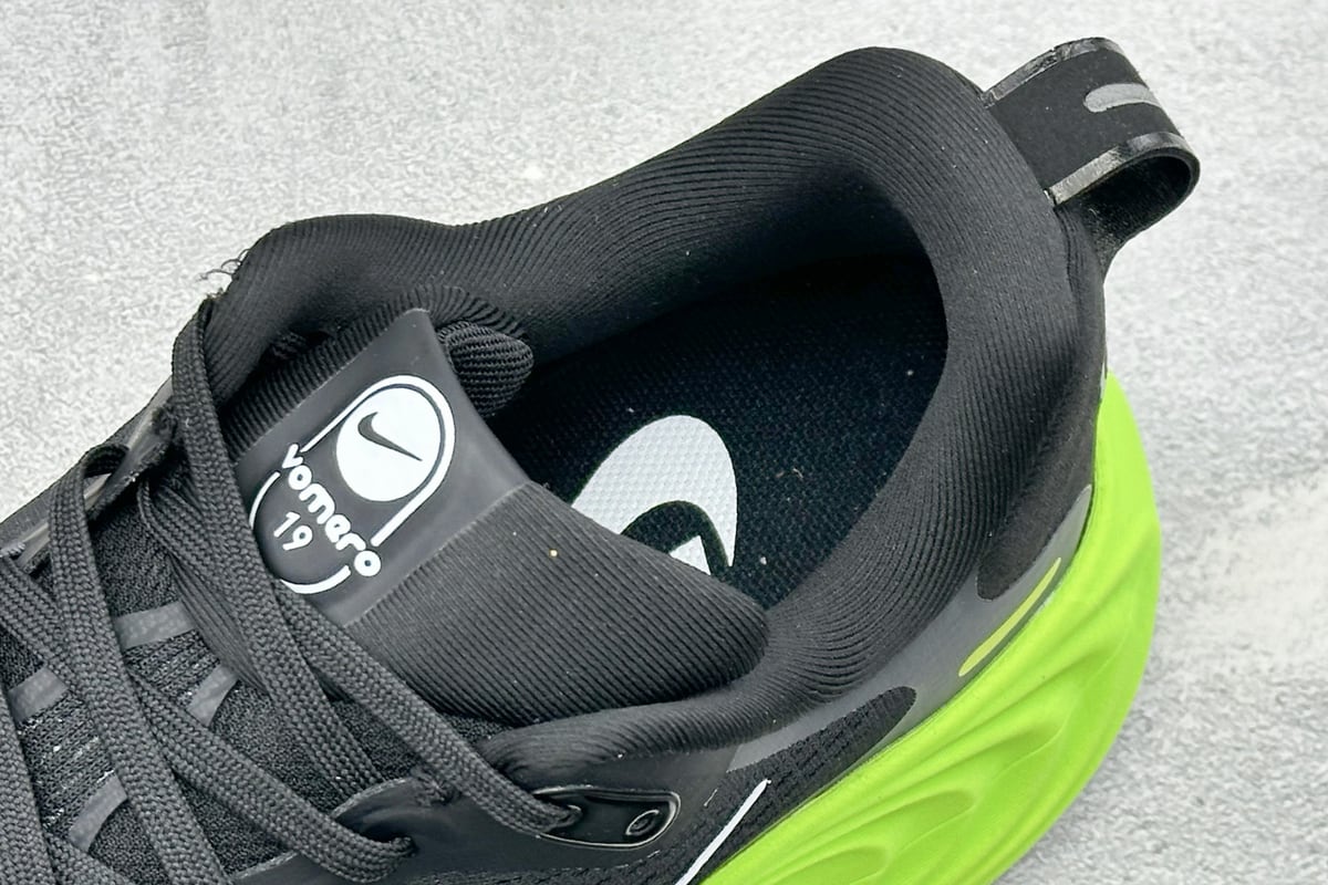 耐克 Nike Vomero 19 舒适减震防滑 低帮跑步鞋 黑 上脚实拍图