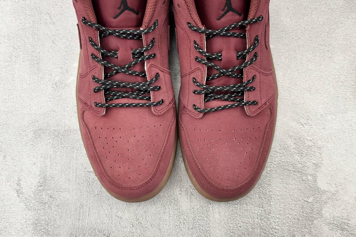乔丹 Air Jordan 1 SE 深红白 鞋标实拍图