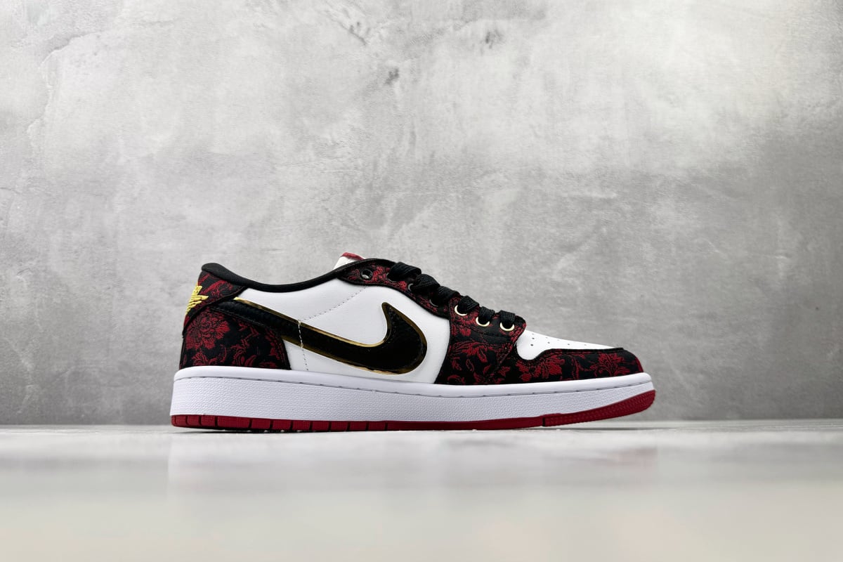 乔丹 Air Jordan 1 Retro OG Last Dance at 黑红白 侧面实拍图