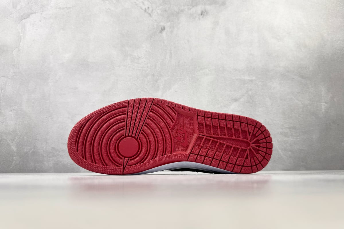 乔丹 Air Jordan 1 Retro OG Last Dance at 黑红白 鞋头实拍图