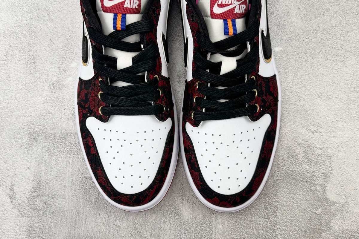 乔丹 Air Jordan 1 Retro OG Last Dance at 黑红白 鞋标实拍图