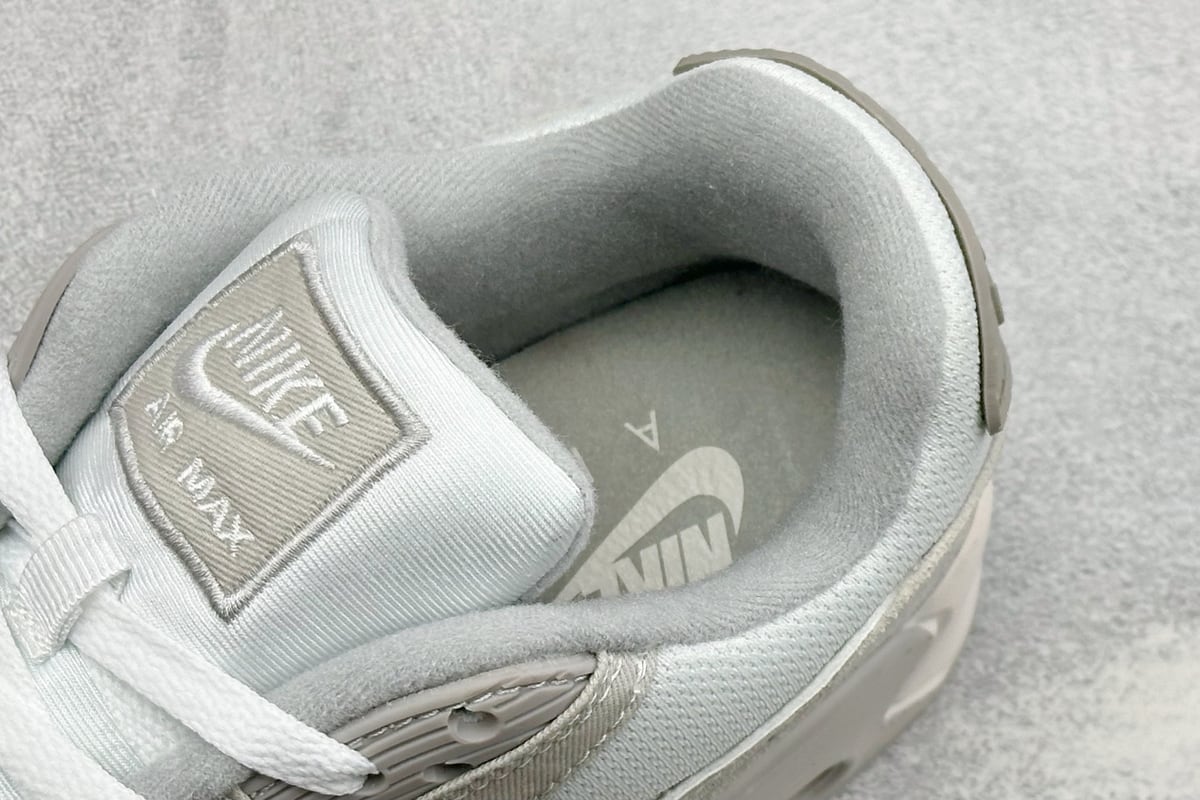 耐克 Nike Air Max 90 复古气垫跑鞋 白灰 上脚实拍图