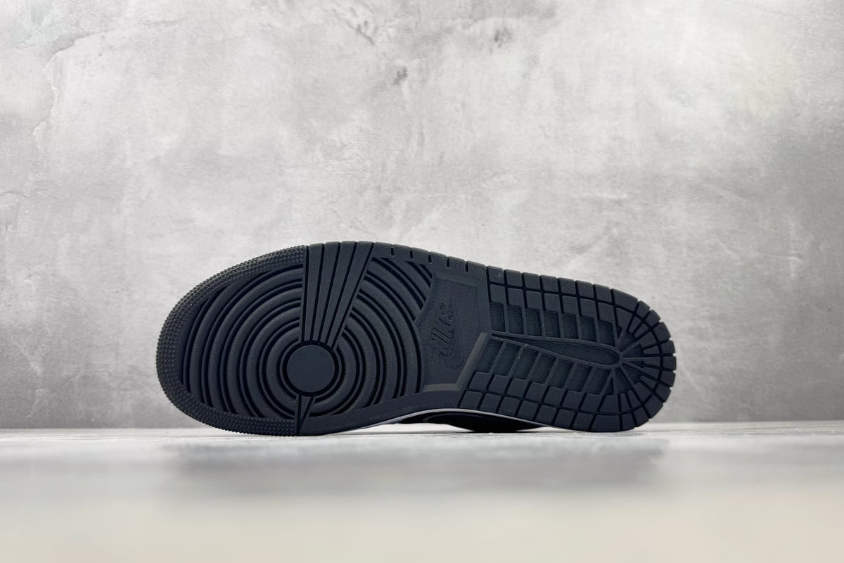 乔丹 Air Jordan 1 SE 黑白 鞋头实拍图