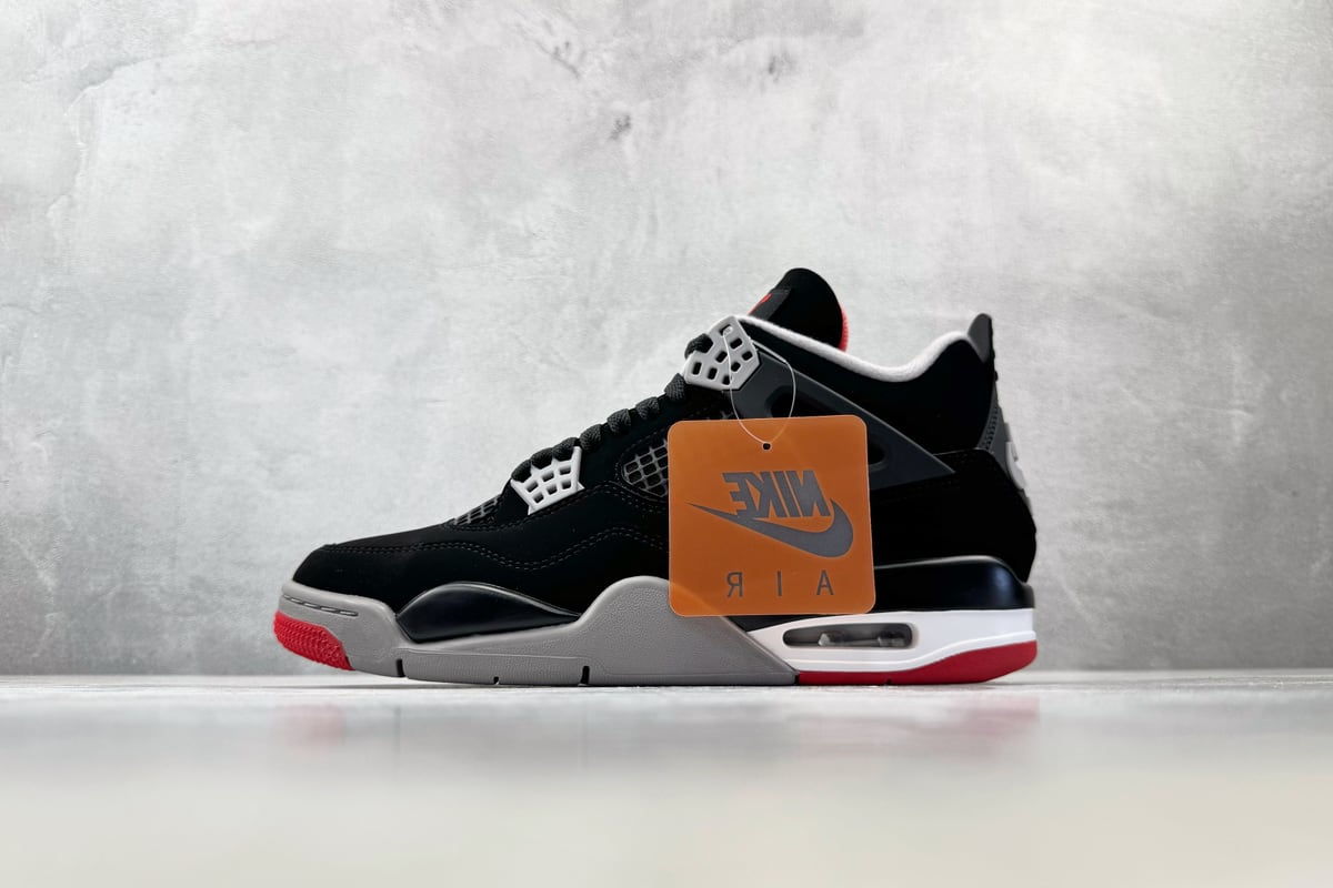 乔丹 Air Jordan 4 Bred 黑白 正面实拍图