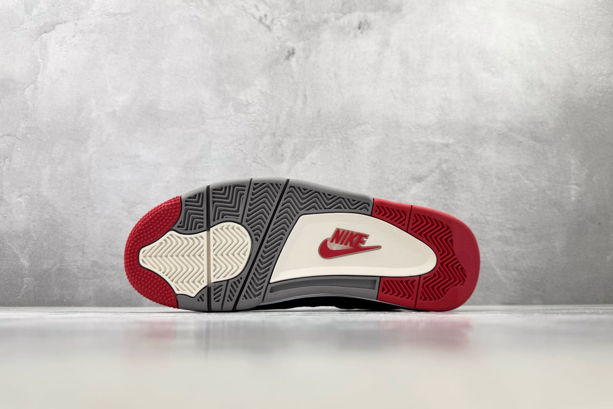 乔丹 Air Jordan 4 Bred 黑白 鞋头实拍图