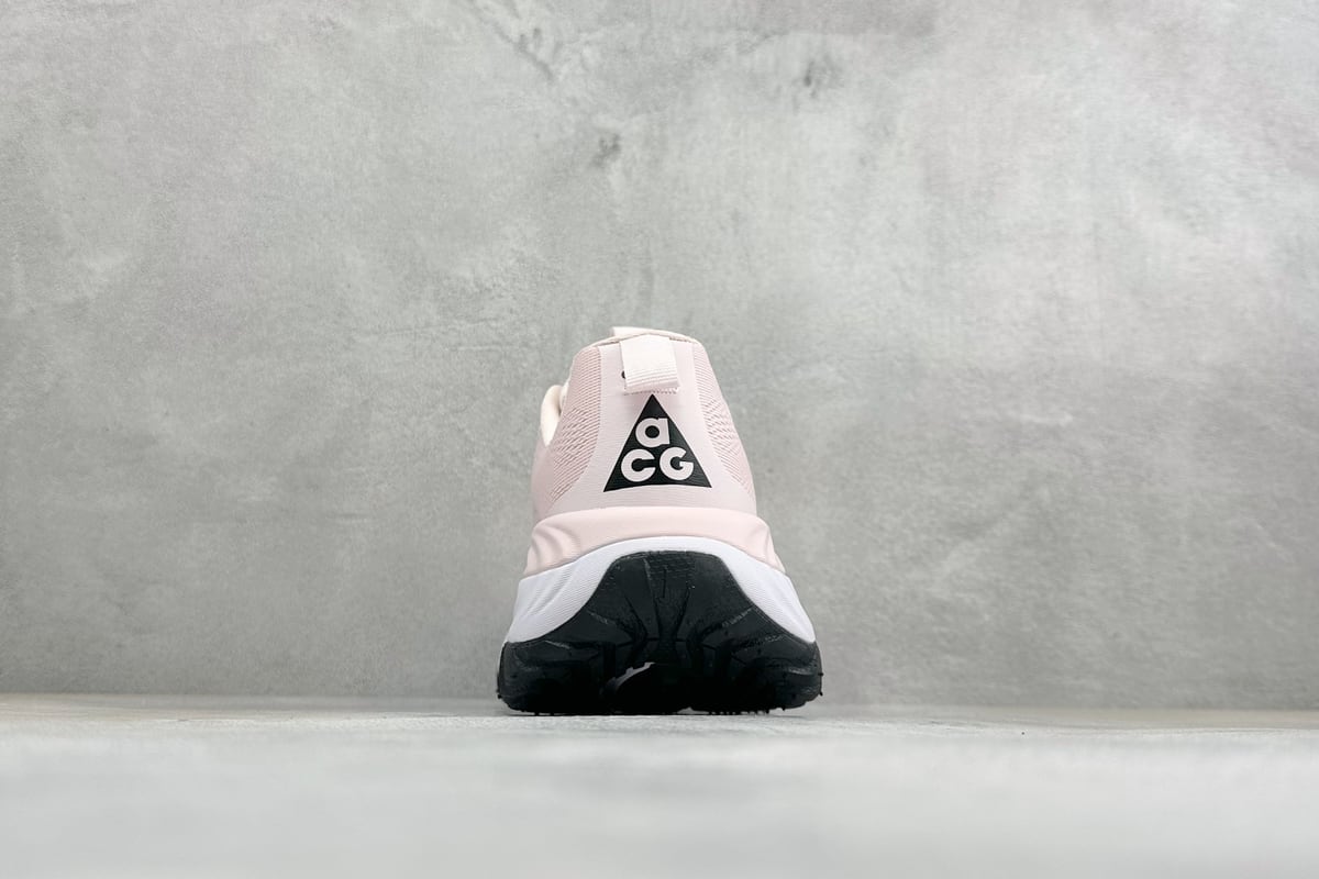 耐克 Nike ACG VOMERO TRAIL 粉白黑防滑耐磨跑步鞋 鞋底实拍图