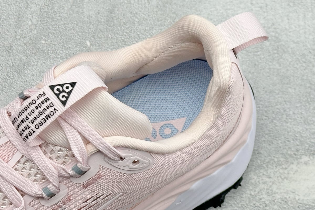 耐克 Nike ACG VOMERO TRAIL 粉白黑防滑耐磨跑步鞋 上脚实拍图