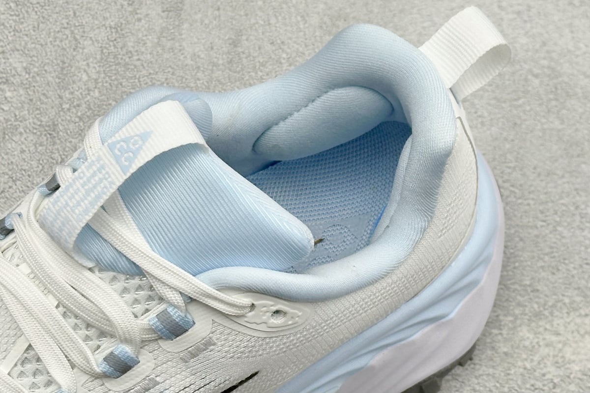 耐克 Nike ACG VOMERO TRAIL 白蓝黑防滑耐磨跑步鞋 上脚实拍图